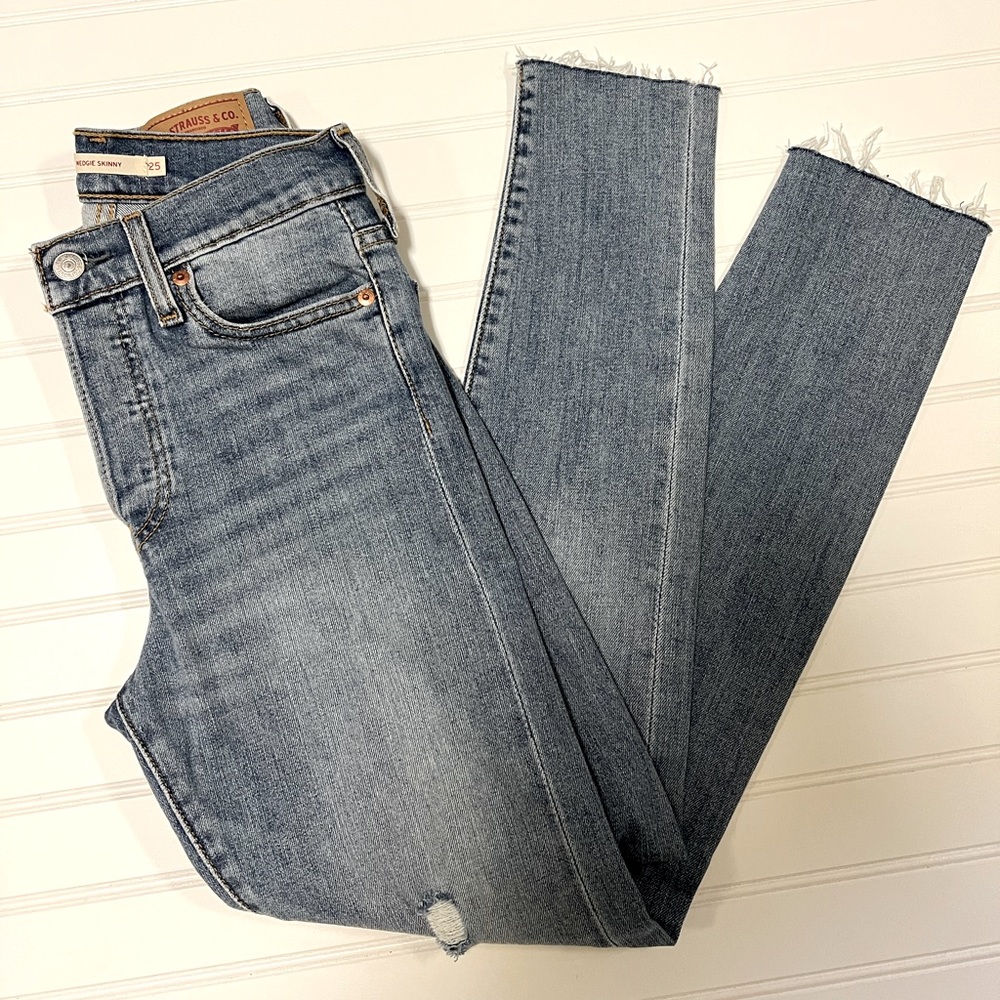 LIKE NEW‼️Levi’s High Rise Button Fly Wedgie Skinny Jeans -Size 25